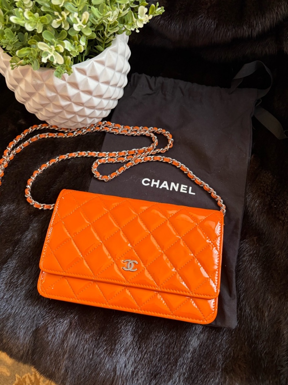 🩷CHANEL Classic Calfskin/ Patent Leather Wallet on Chain, Cute colour.Like new🩷